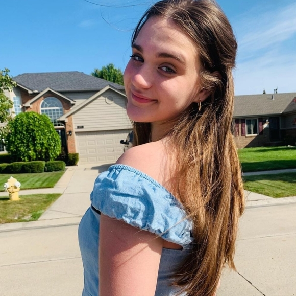 Meet your Posher, Melissa - Picture 2 of 2